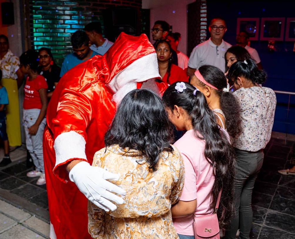 Christmas 2025 with Lois Lagesse Trust Fund - Rotary Club of Phoenix 01